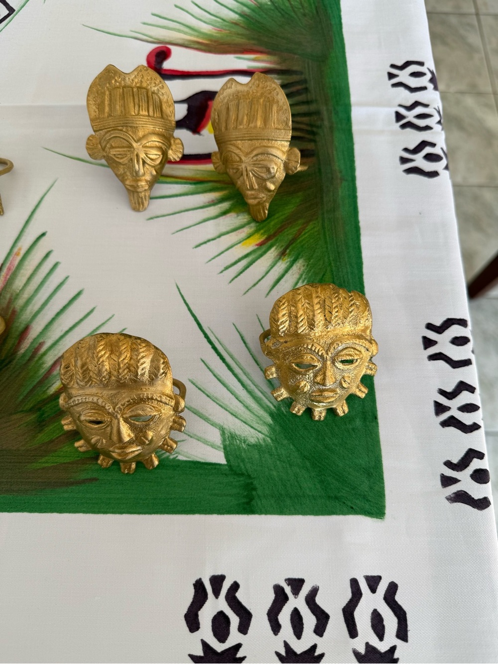 Bronze table ring in the shape of an African mask.